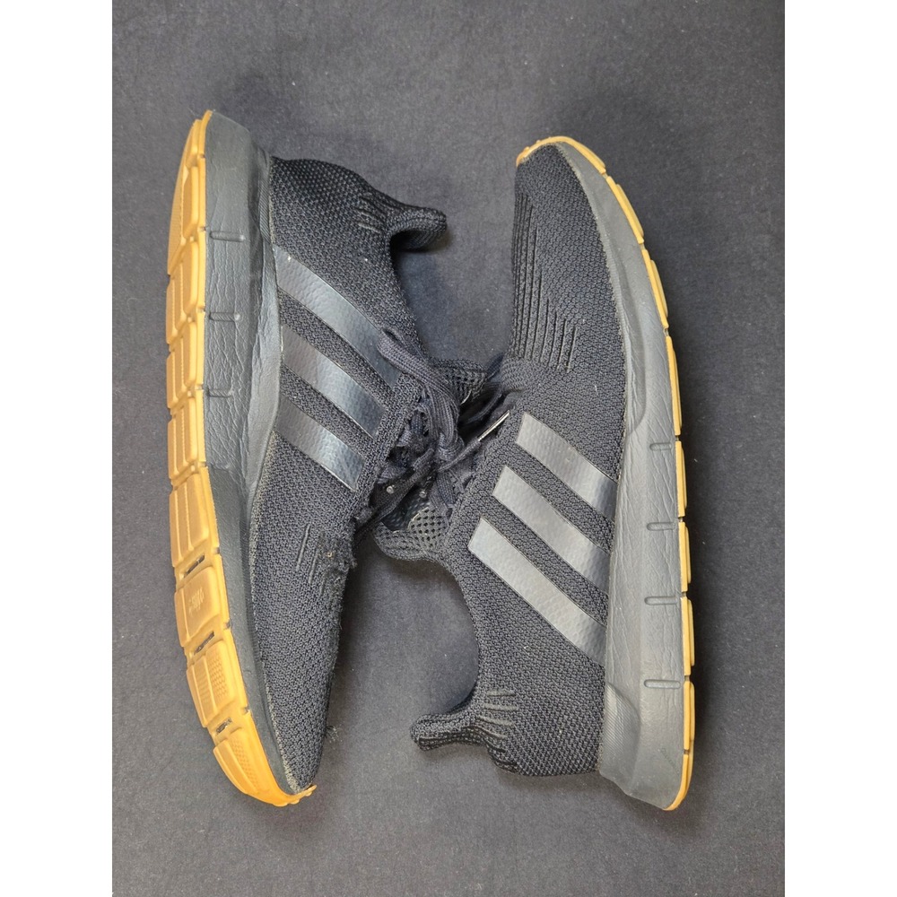 Adidas Swift Run Mens Core Black Gum Sole Running Shoes DB3603 Size 9.5